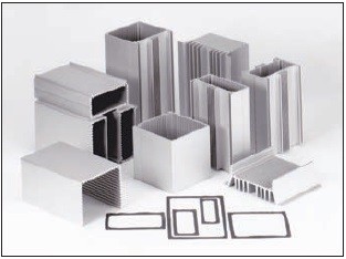 Obr. 1 Součástí této kombinované skříňky jsou integrované chytré detaily pro montáž a upevnění elektronických obvodů a součástek.